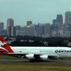 Sydney: A380 der Qantas vor der Skyline