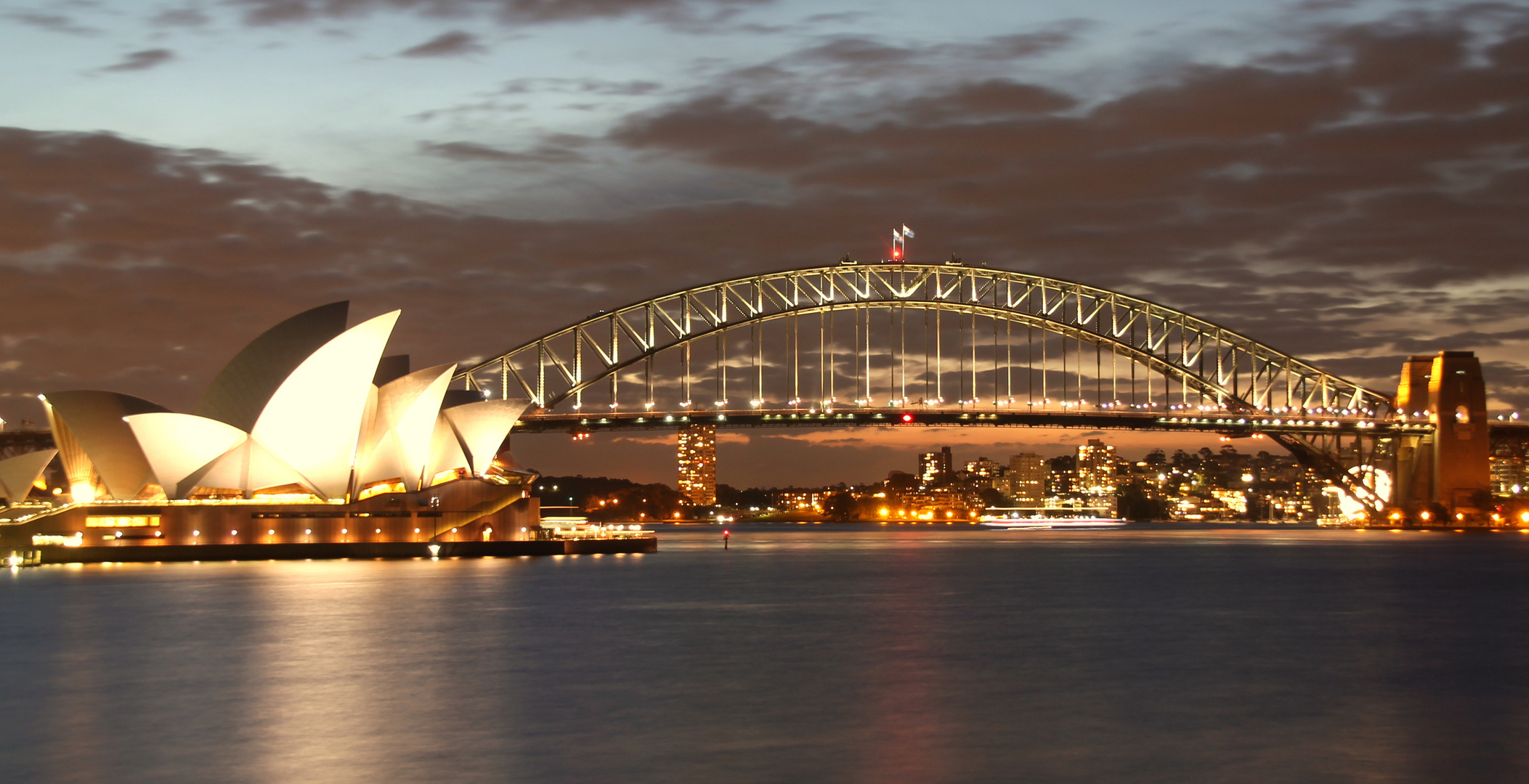 Sydney ( AUS )  -Blick auf das Sydney Opera House und die Sydney Harbour- Bridge-