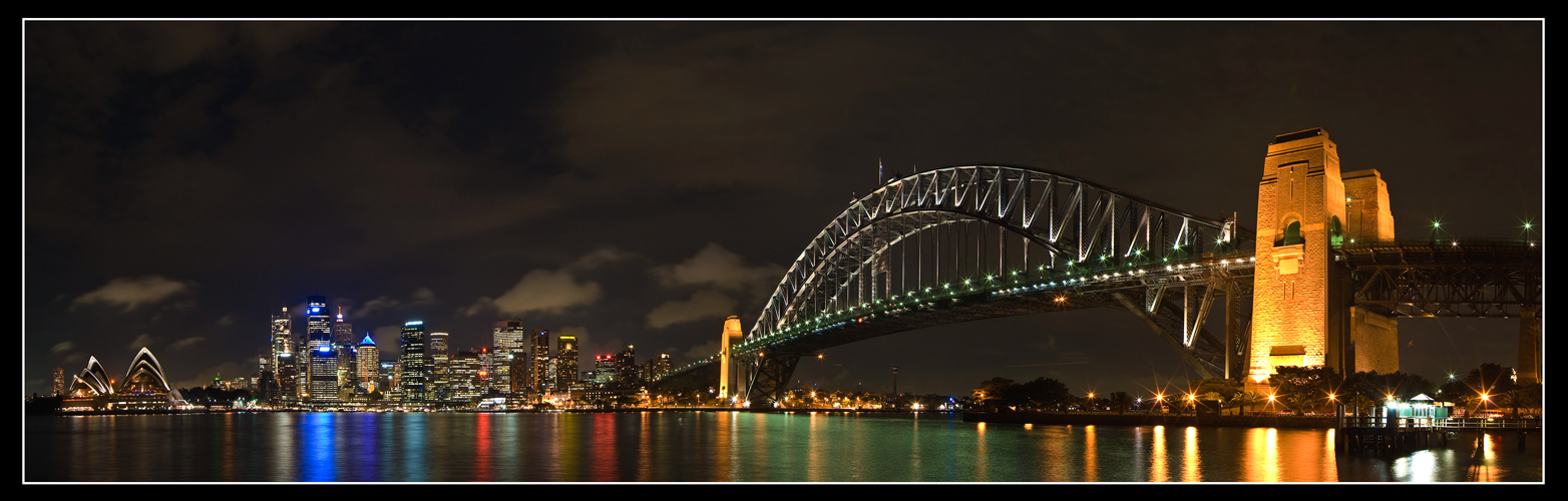 Sydney Harbour Bridge mit Skyline