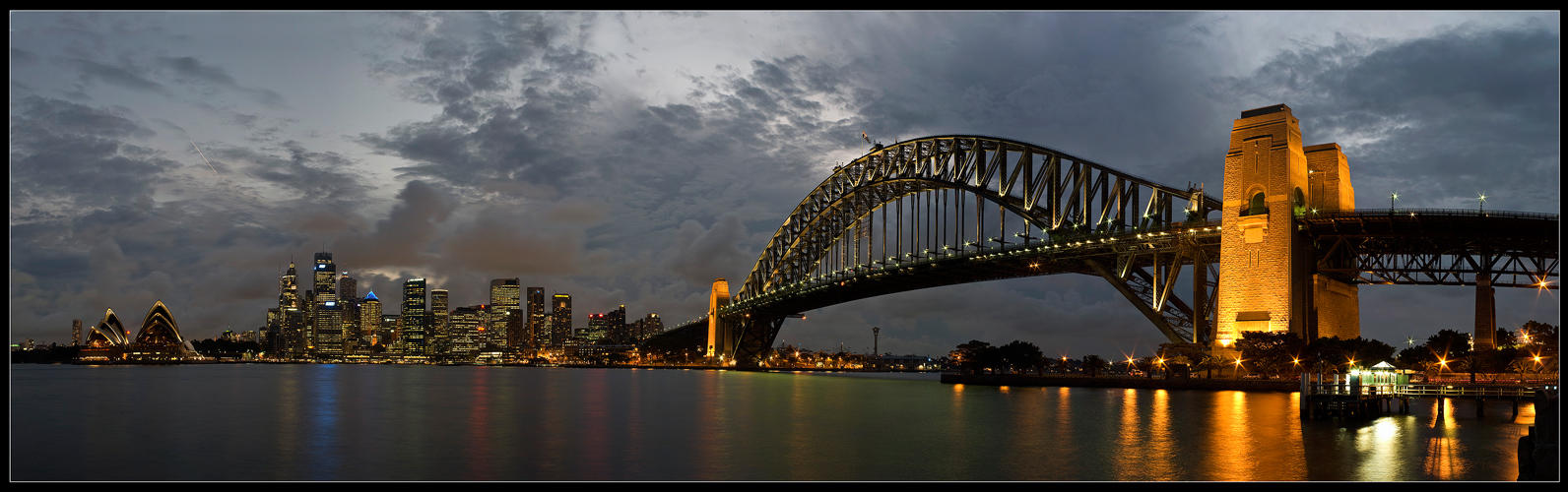 Sydney Harbour Bridge und Skyline #2