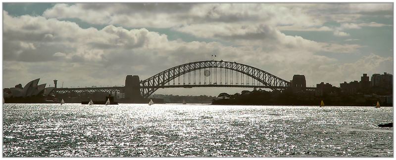 Sydney Oper und Harbour Bridge im Gegenlicht