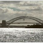 Sydney Oper und Harbour Bridge im Gegenlicht