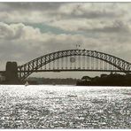 Sydney Oper und Harbour Bridge im Gegenlicht