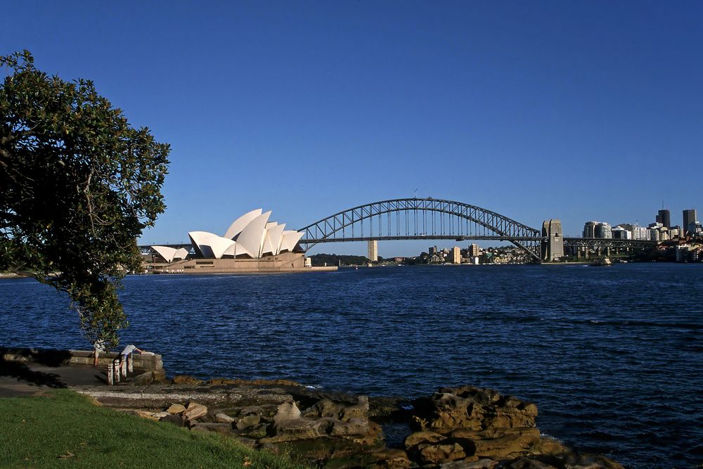 Sydney Opera House and Harbour Bridge (coat hanger) 12. Oktober 2001
