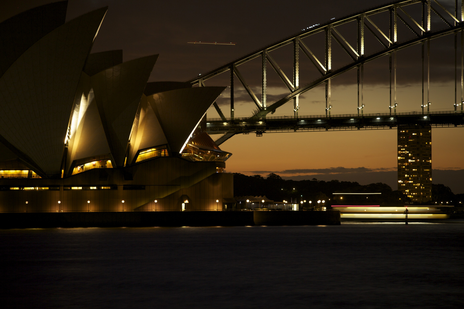 Sydney Opera House und Harbour Bridge bei Sonnenuntergang