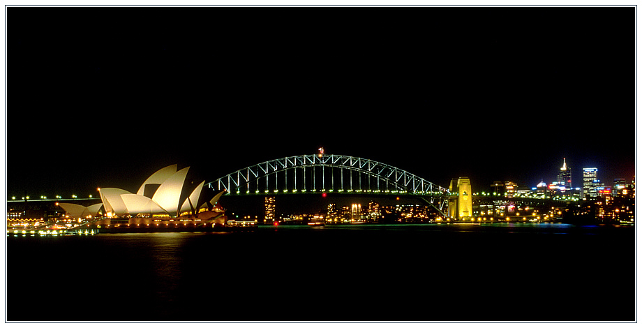 Sydney Opera House und Sydney Harbour Bridge bei Nacht