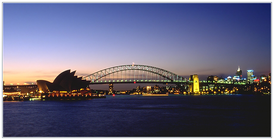 Sydney Opera House und Sydney Harbour Bridge in der Abenddämmerung