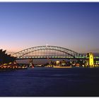 Sydney Opera House und Sydney Harbour Bridge in der Abenddämmerung