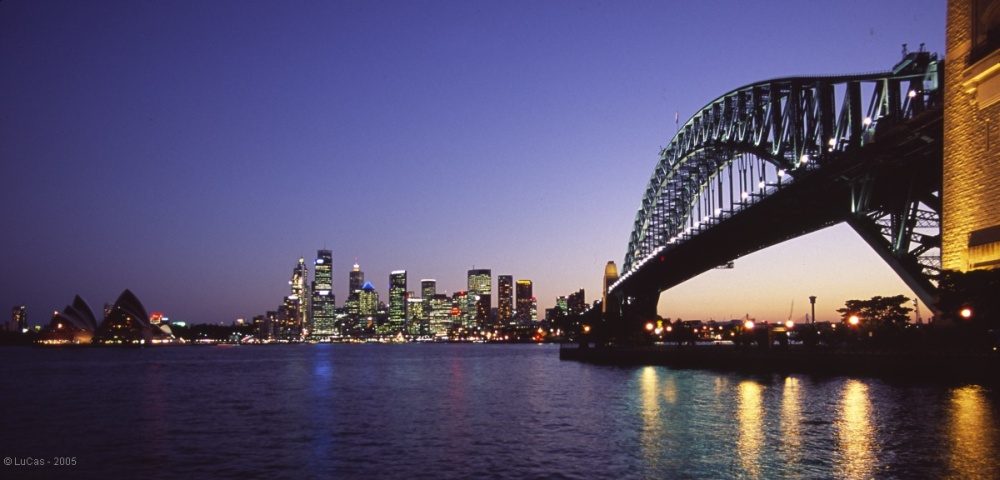 Sydney Skyline - Harbourbridge und Opera nachts