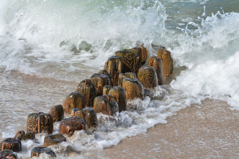 Sylt 2013 Buhnen bei auflaufendem Wasser am Strand bei Westerland