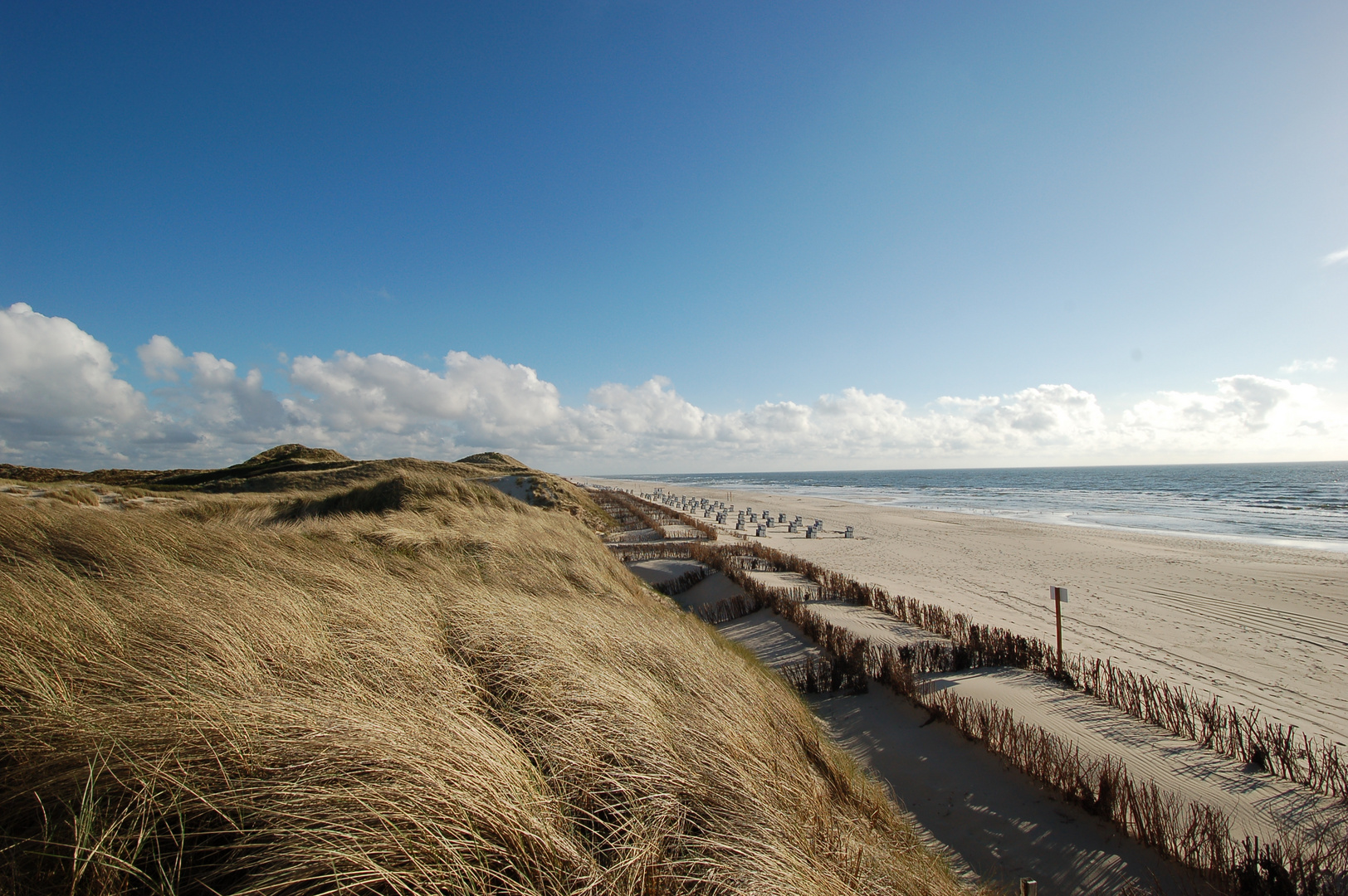 Sylt, Dünen und Meer soweit das Auge reicht