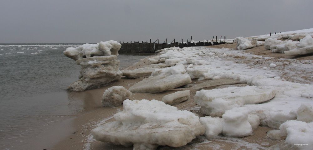 Sylt-Ellenbogen bei Eis und Schnee und Eisenbuhnen