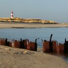 Sylt- Ellenbogen mit rostigen Metallbuhnen und Leuchtturm Ost