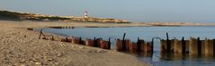 Sylt- Ellenbogen mit rostigen Metallbuhnen und Leuchtturm Ost