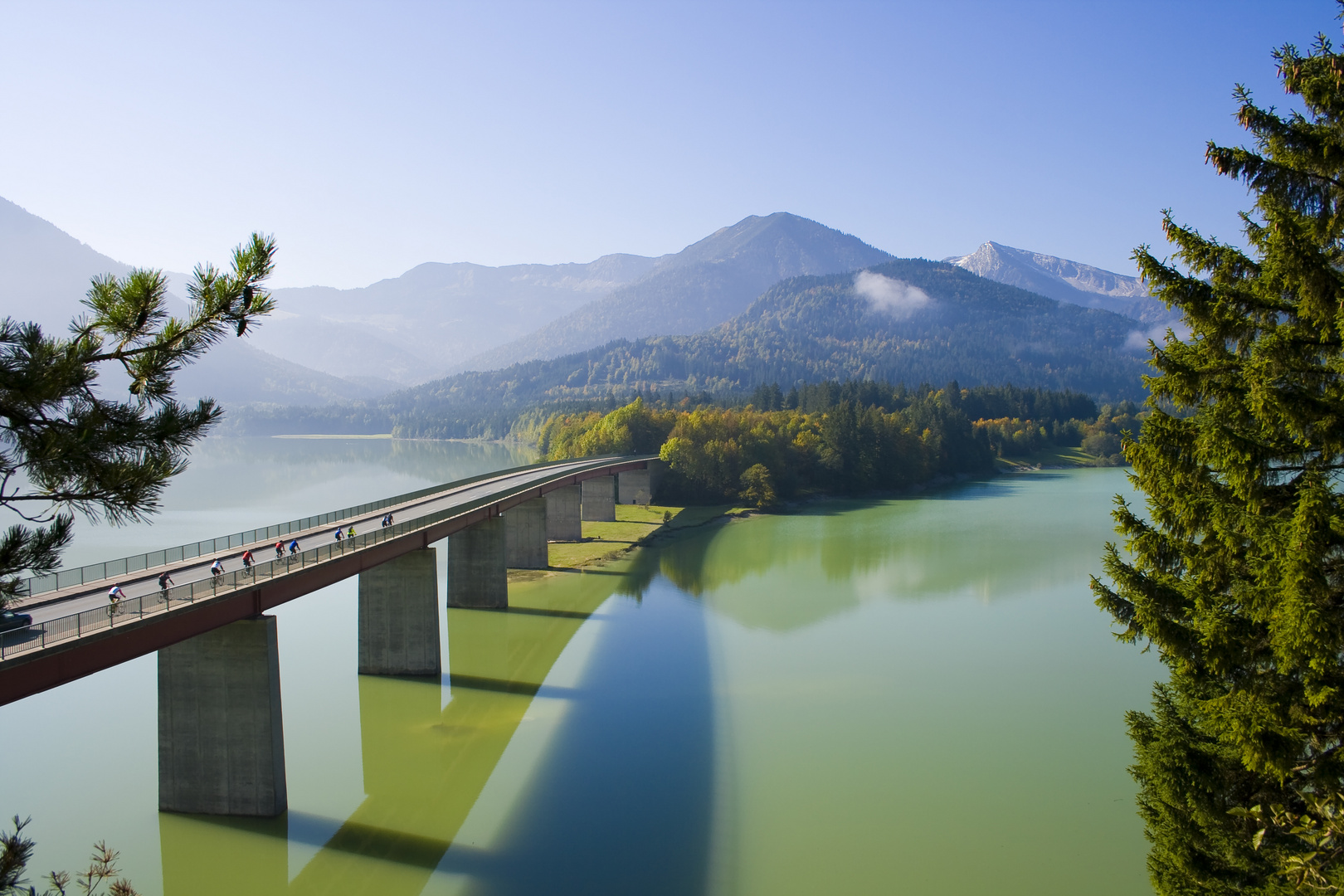 Sylvensteinbrücke mit Radfahrer