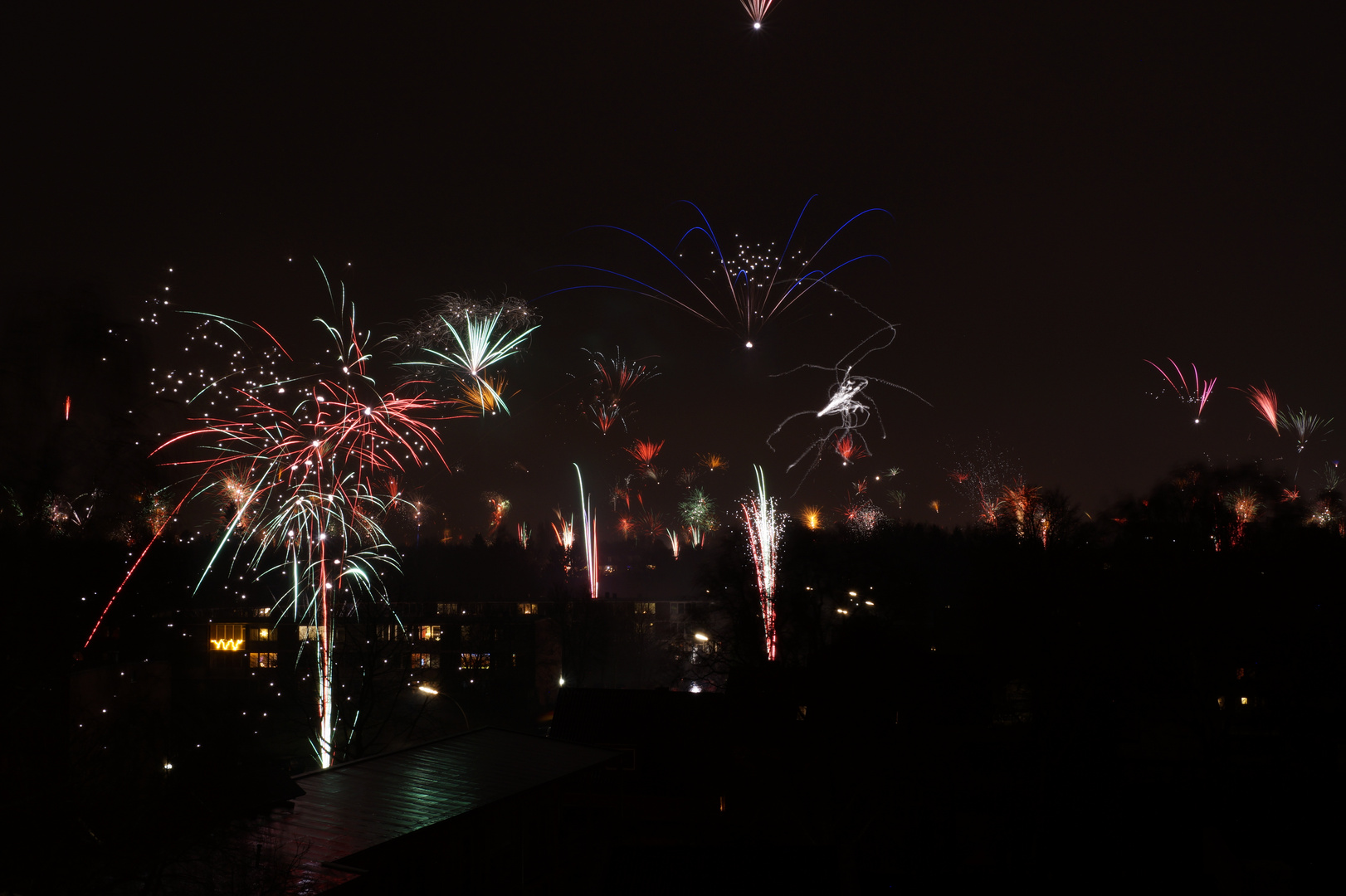 Sylvesterfeuerwerk über Hamburgs Norden