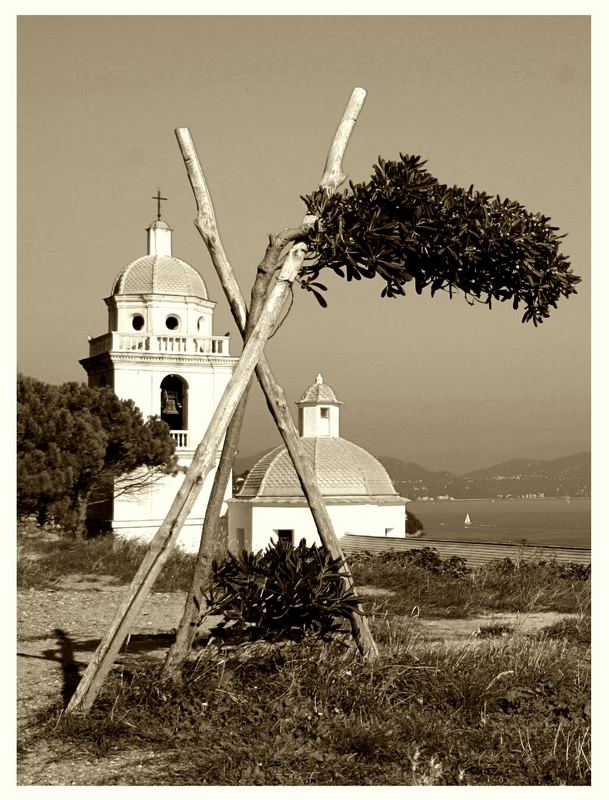 Symbol-Charakter (Baum neigt sich von Kirche ab!!!)