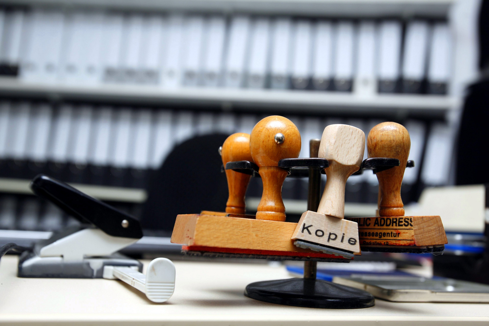 Symbolfoto Büro mit Stempeln