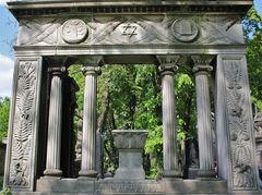 symbolträchtig - Jüdischer Friedhof Prenzlauer Berg Grabmal Haberland-->