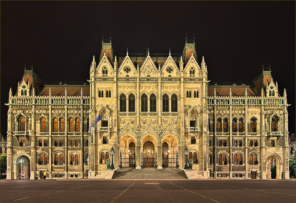 Symetrie - der Eingang des Parlaments in Budapest