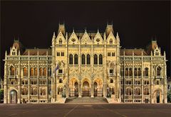 Symetrie - der Eingang des Parlaments in Budapest