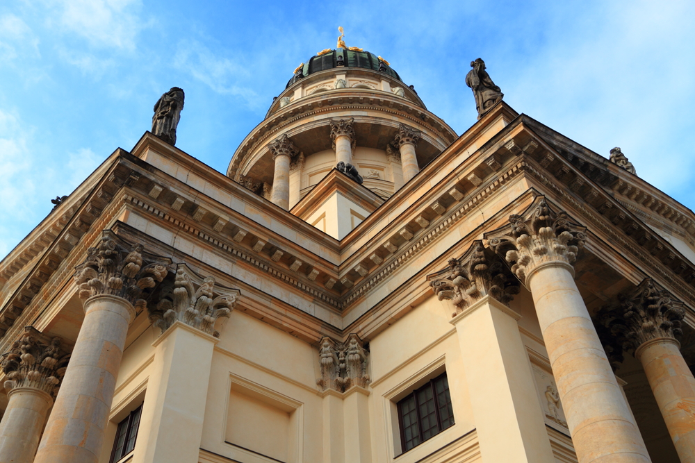 Symmetrie ...  (deutscher Dom am Berliner Gendarmenmarkt)