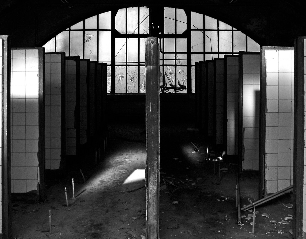 Symmetrie... Foto & Bild architektur, lost places, sw Bilder auf