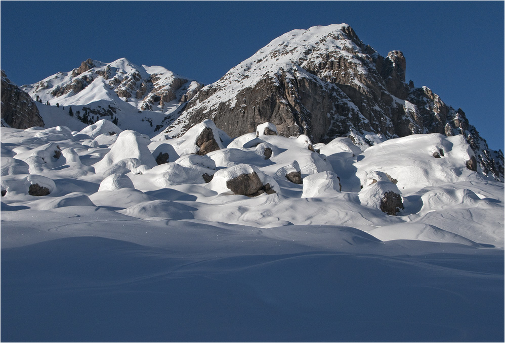 SYMPHONIE IN WEISS-BLAU