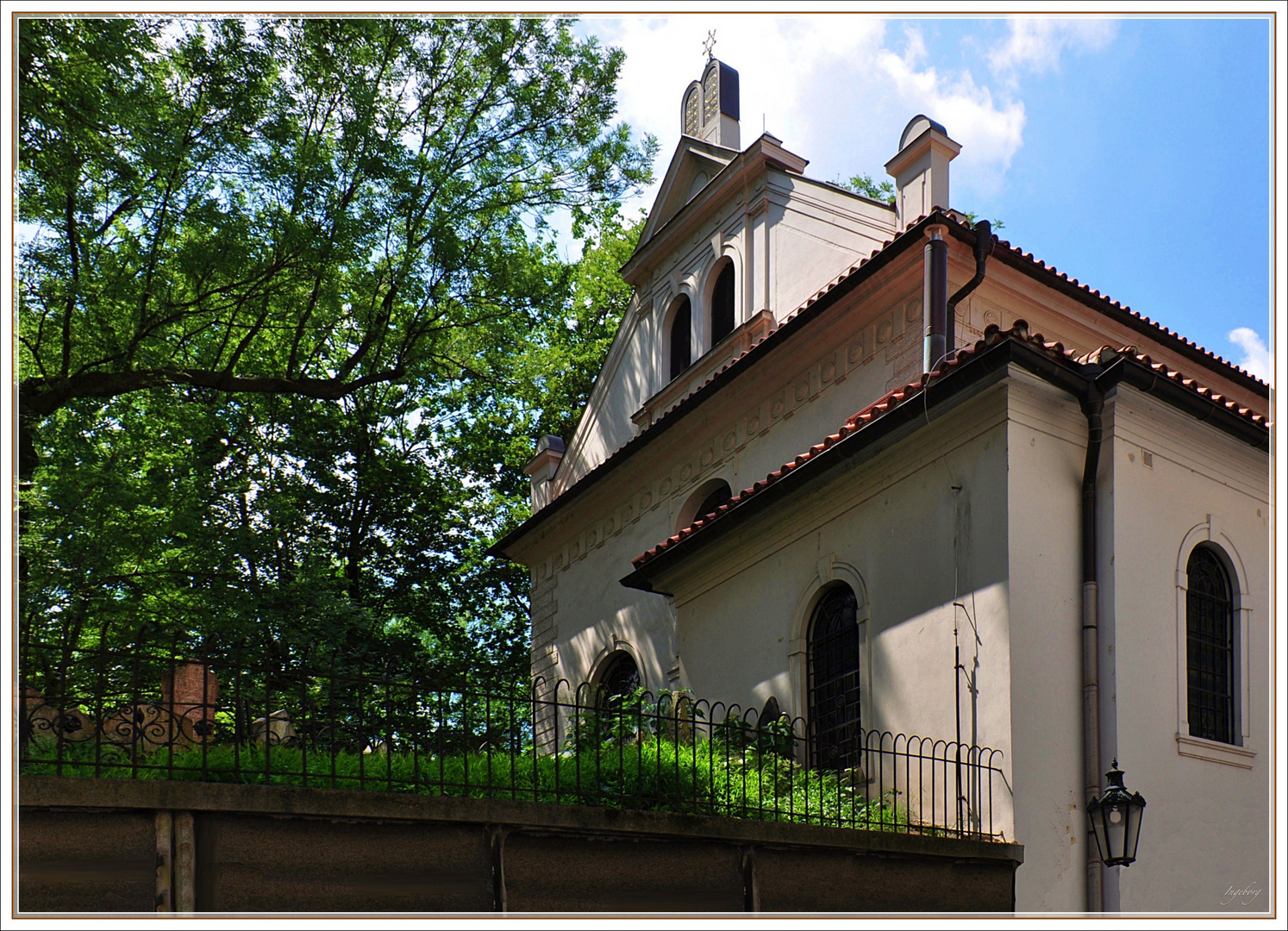 Synagoge mit dem alten jüdischen Friedhof