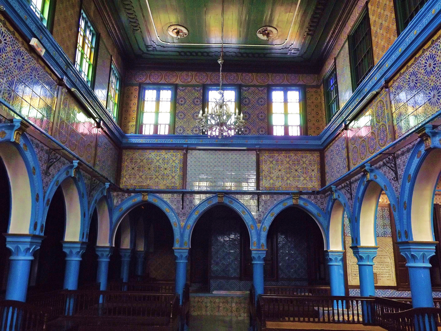 Synagogue aux reflets colorés