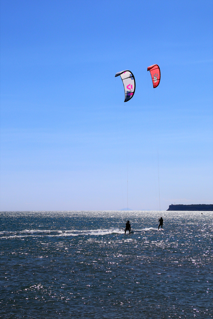 Synchrones Kitesurfen