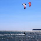 Synchrones Kitesurfen