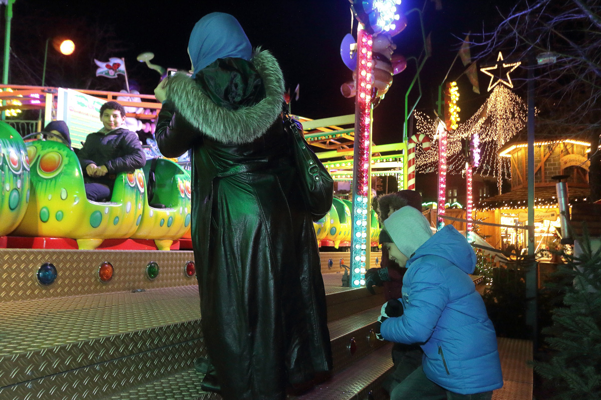 Syrische Mutter mit ihren Kindern auf dem Spandauer Weihnachtsmarkt