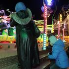 Syrische Mutter mit ihren Kindern auf dem Spandauer Weihnachtsmarkt