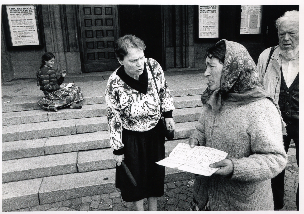 Szczecin, Gypsies at the entrance of the Catholic church - 1993