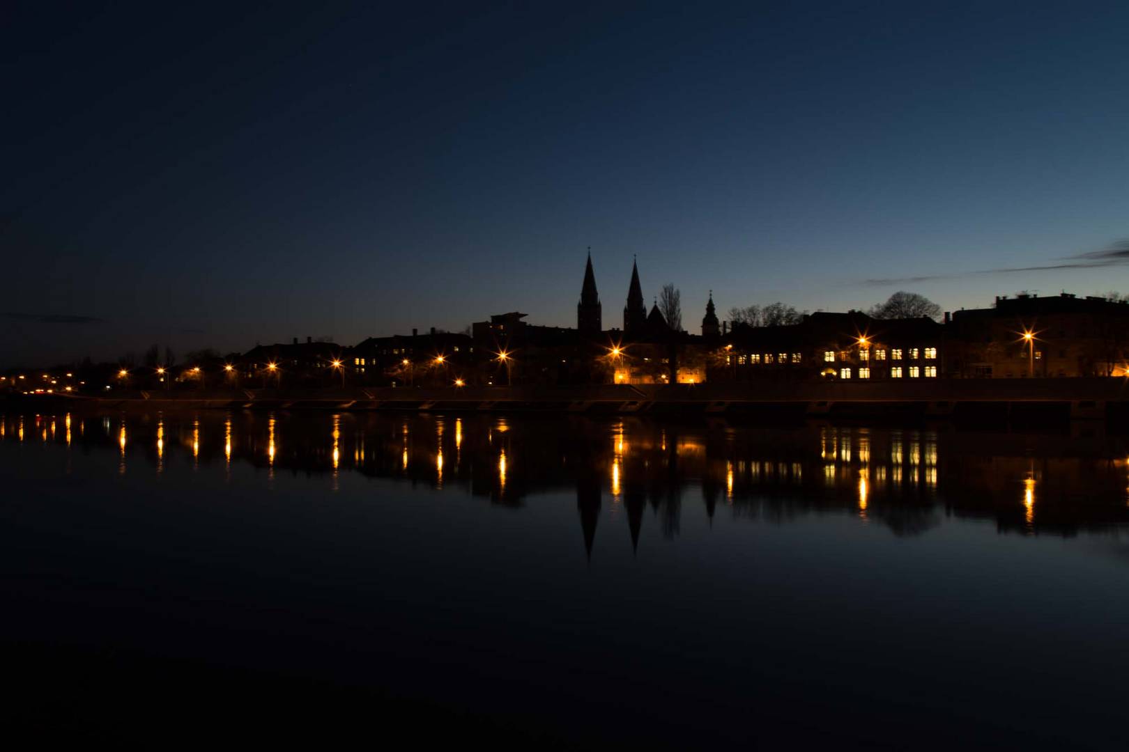 szegediner dom im zwilicht