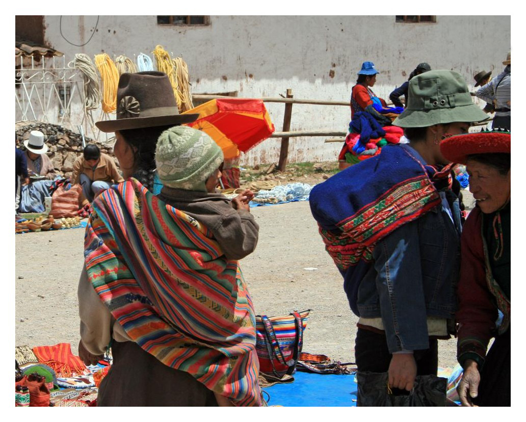 Szene auf dem Markt von Chinchero/ Peru