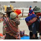 Szene auf dem Markt von Chinchero/ Peru