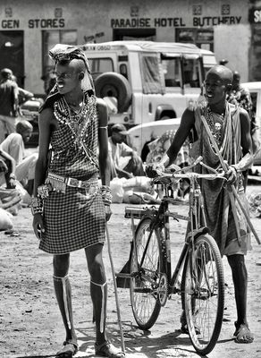 "Szene auf dem Markt vor dem Paradise Hotel in der Masai Mara"