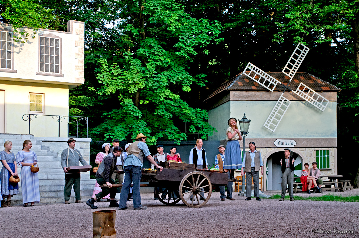 Szene aus dem Musical "My Fayr Lady" in der Herdringer Freilichtbühne.