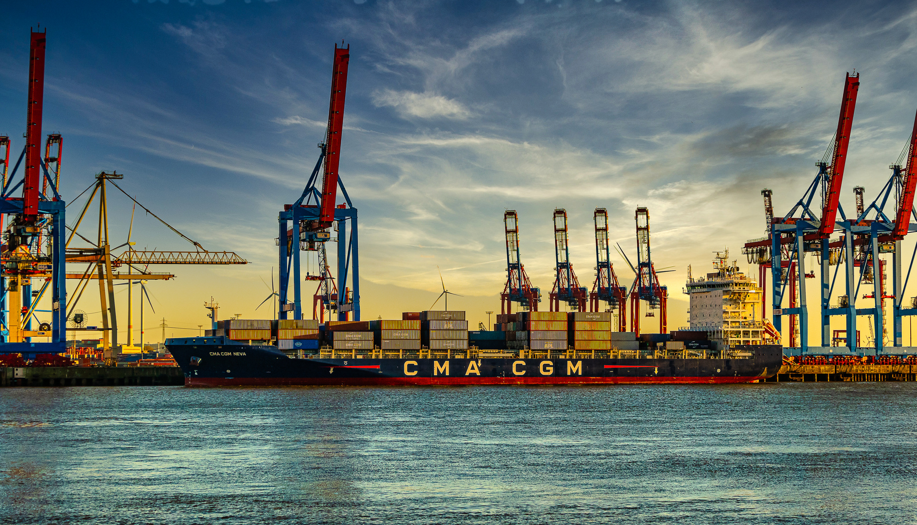 Szenerie Hamburger Hafen bei Sonnenuntergang