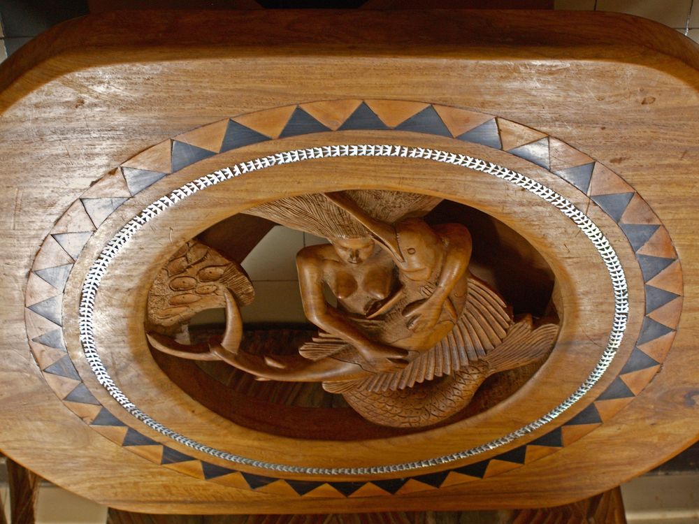 Table-coffre en bois de rose - Iles Salomon