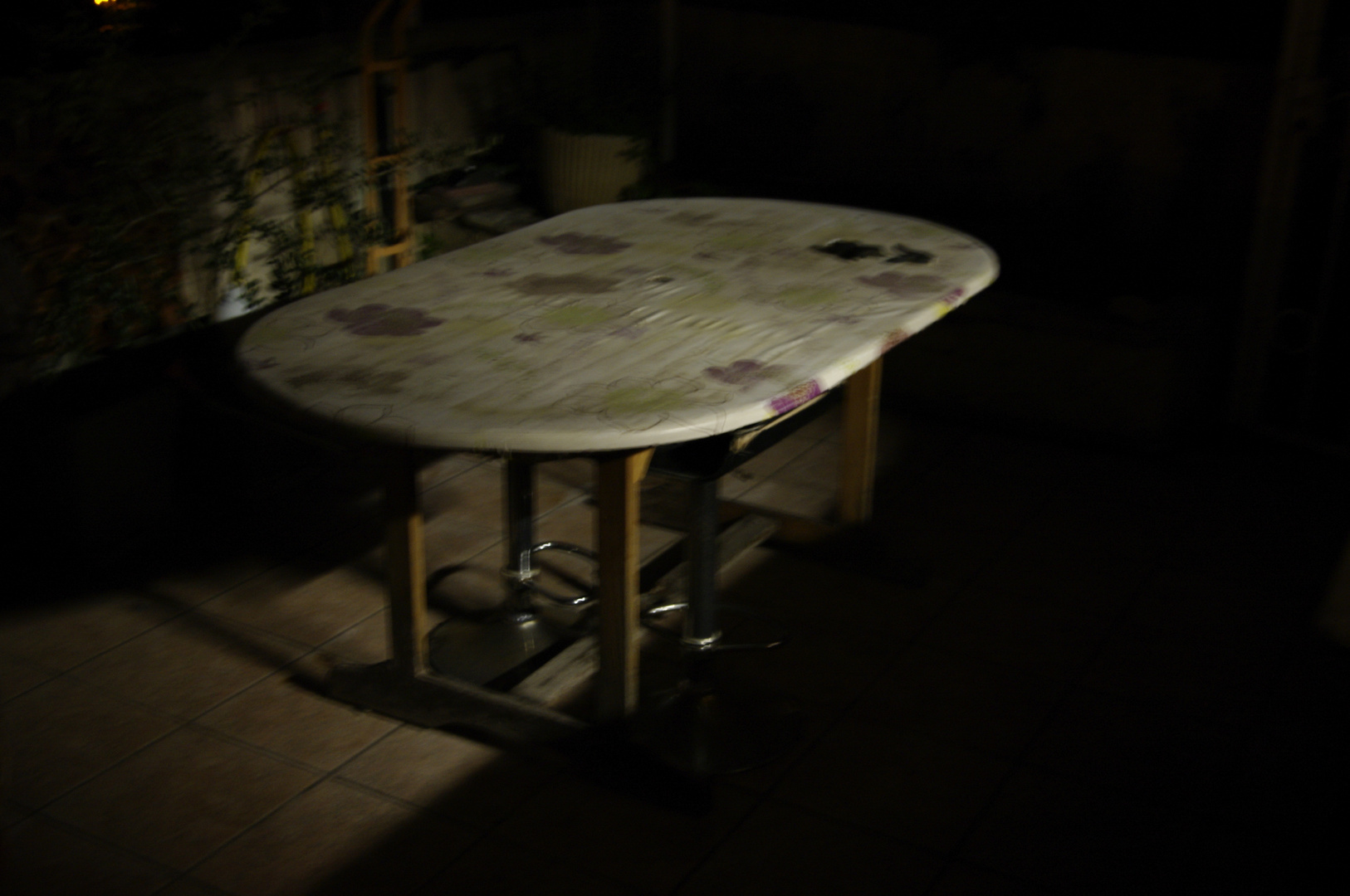 Table dans la nuit