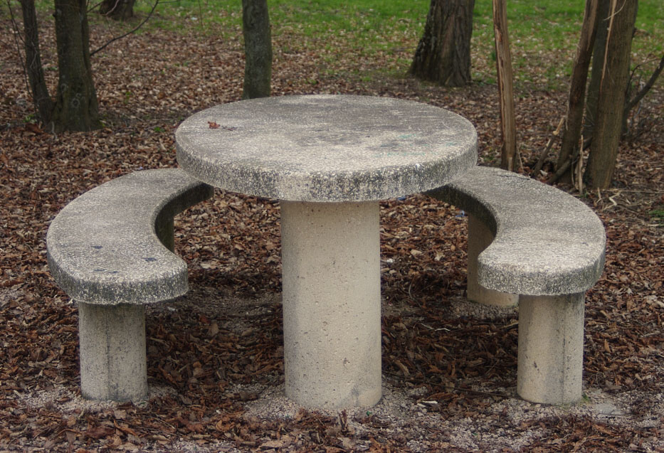 Table et bancs de pierres