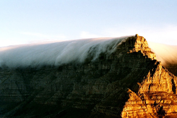 Tablemountain bei Sonnenuntergang und Tischdecke