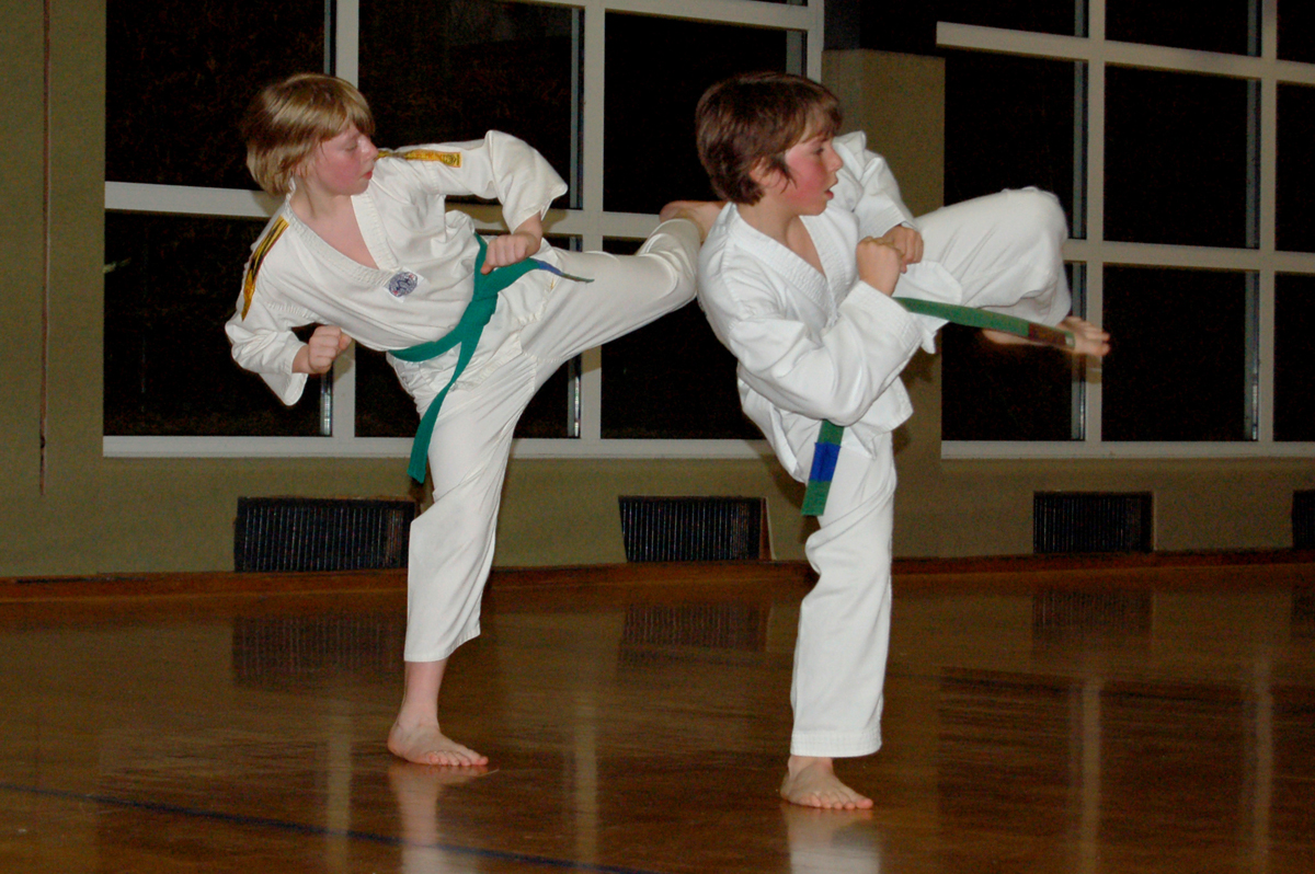 Taekwondo-Prüfung zum blauen Gurt (grundschulmäßig)