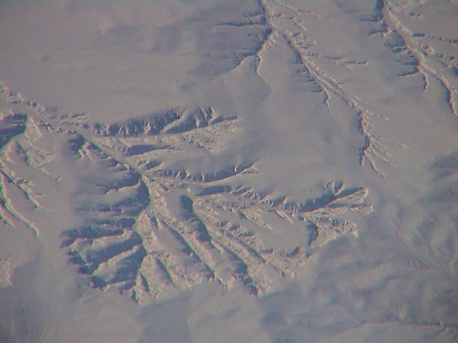 Täler in Schnee