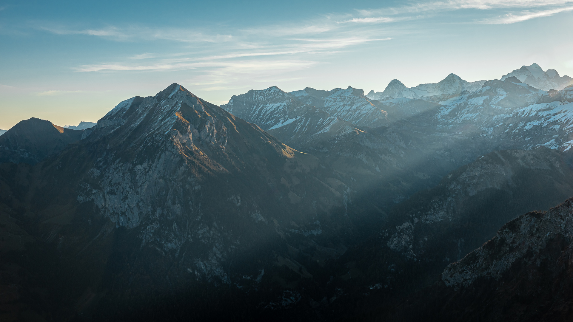 TÄLER TIEF, BERGE HOCH