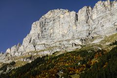 Tällistock S-Wand und Gadmer-Dolomiten im Herbst