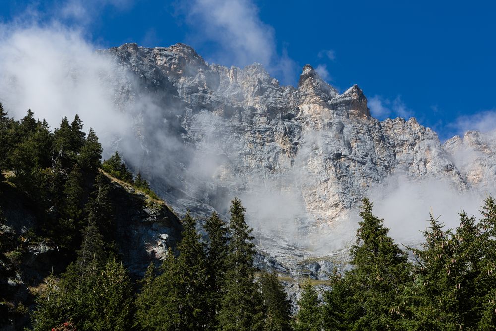 Tällistock Südwand mit Nebel